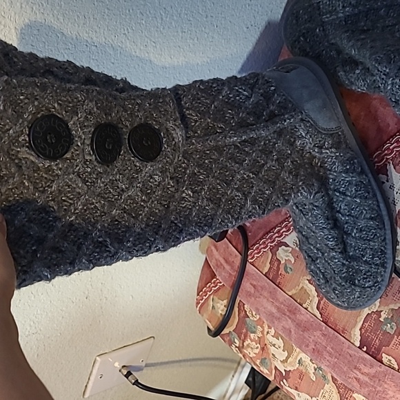 Like New: UGG lattice cardy II Grey button sweater winter boots Size 8 - Picture 2 of 12